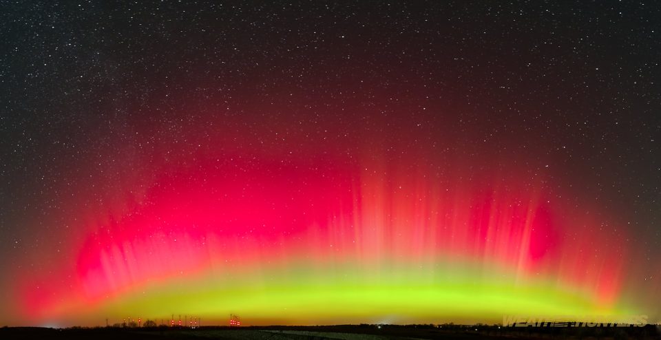 Polarlicht über Windpark