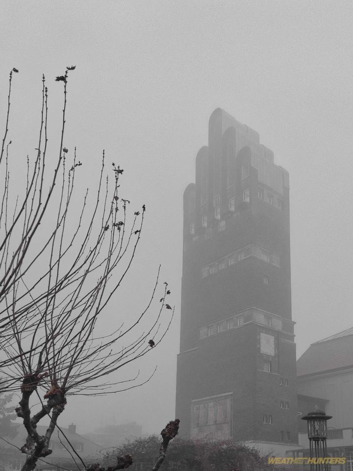 Hochzeitsturm im Nebel