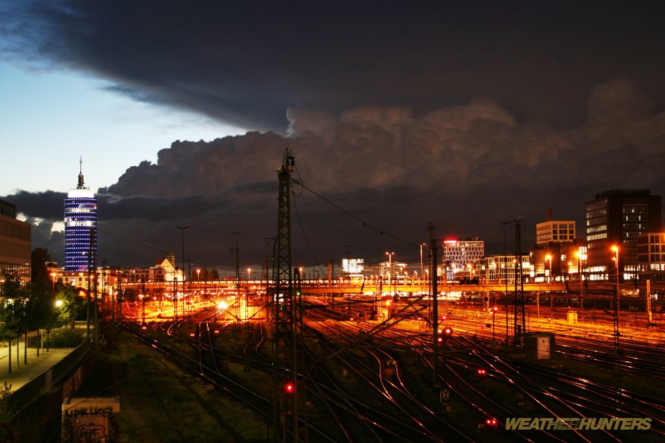 Abendliche Gewitterwolken über den Hauptbahnhof München