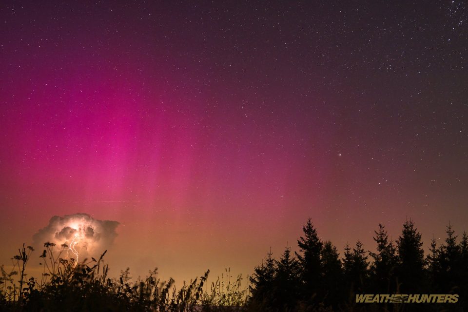 Polarlicht und einzelne gelbe Gewitterwolke