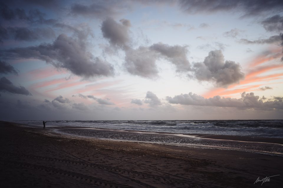 Cumulus fractus über der stürmischen Nordsee.