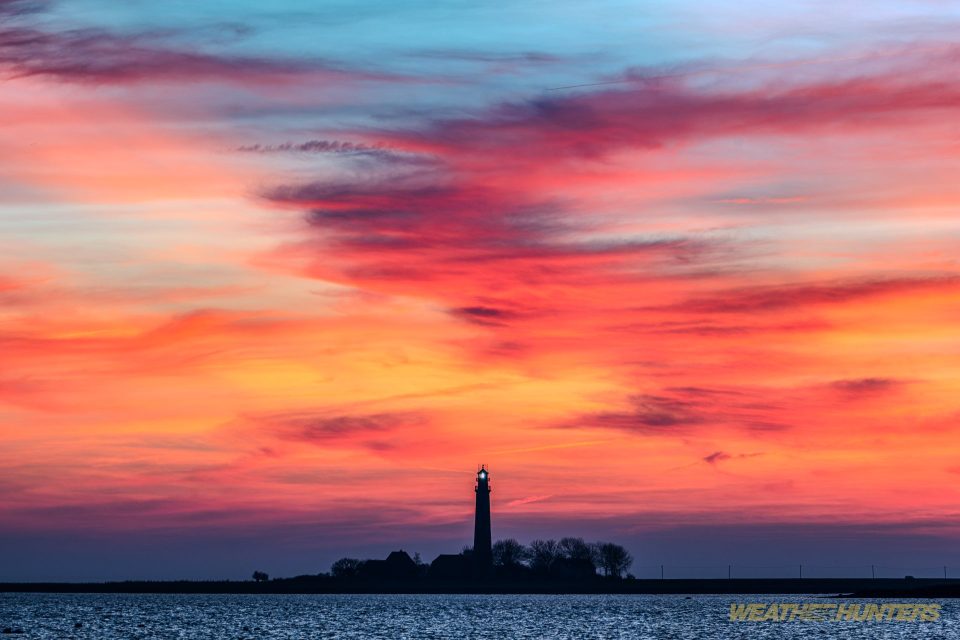 Himmelsröte bei Saharastaub über dem Flügger Leuchtturm