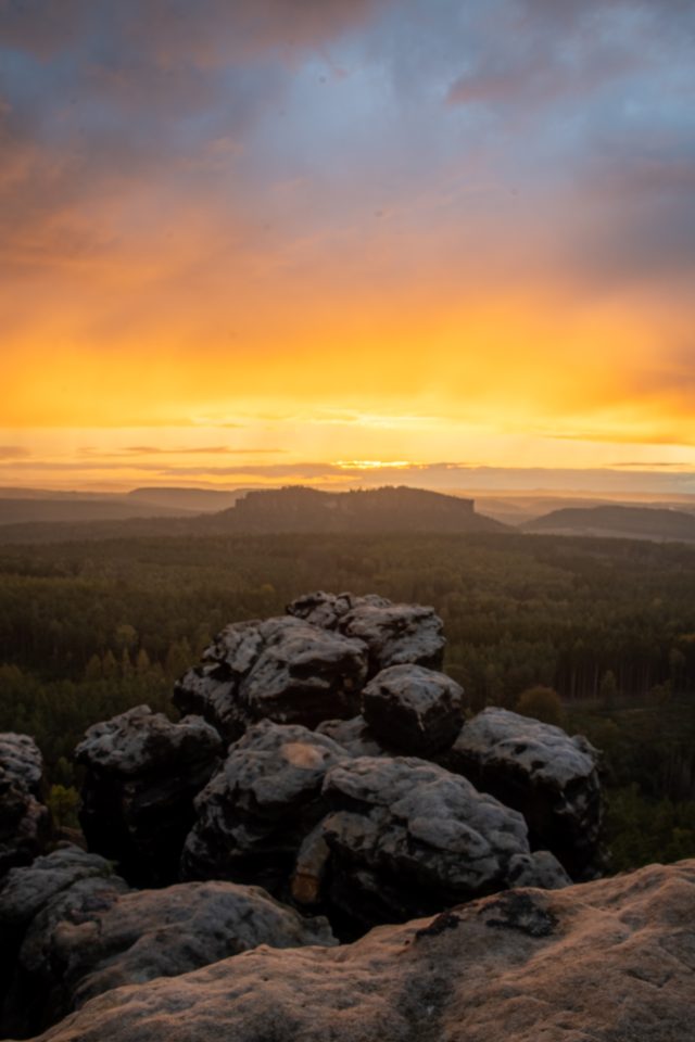 Sonnenuntergang mit Regenschauern über dem Pfaffenstein