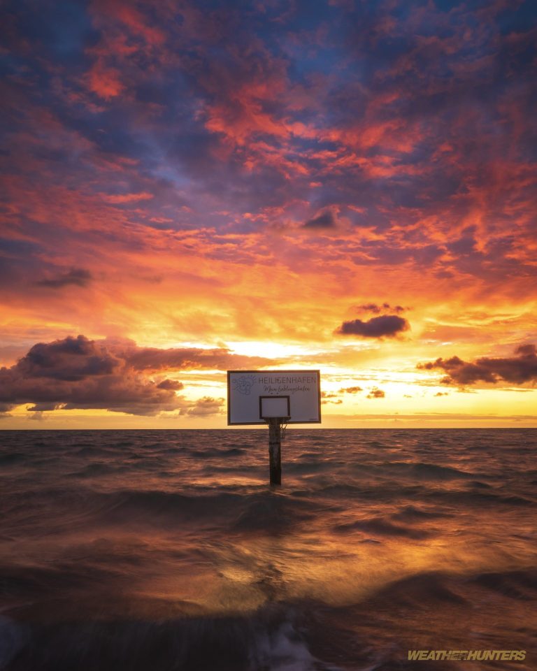 Himmelsröte über dem Basketballkorb in Heiligenhafen