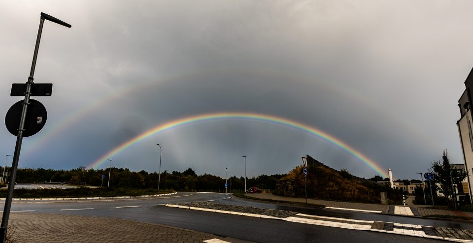 Doppelter Regenbogen mit Interferenzen