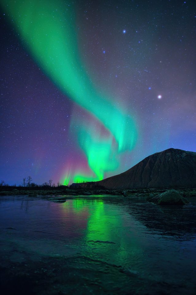 Polarlicht über gefrorenem See