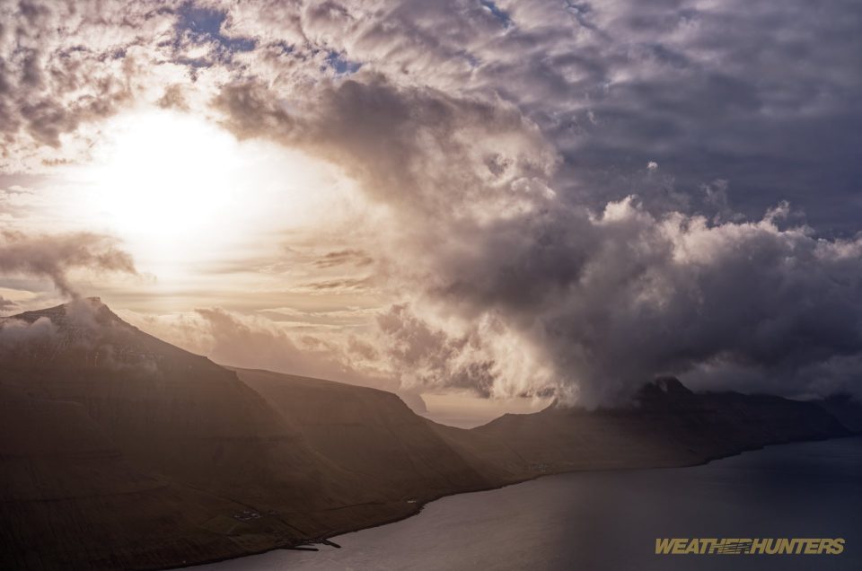 Sonnenuntergang auf dem Klakkur mit Blick auf Kalsoy