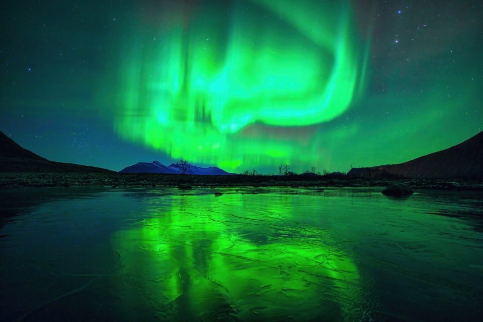 Polarlicht über gefrorenem See