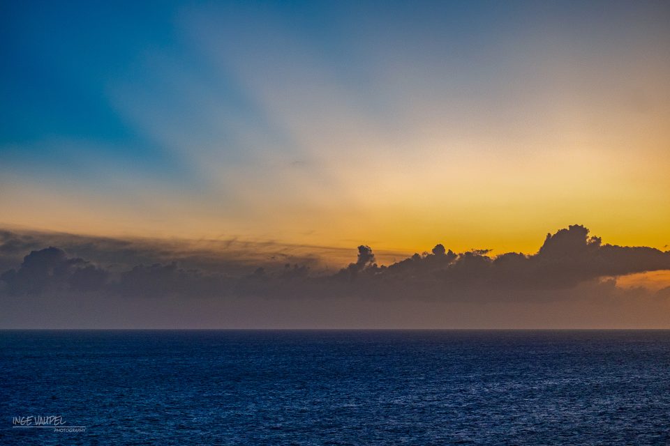 Sonnenuntergang mit Dämmerungsstrahlen