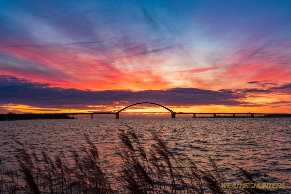 Himmelsröte über der Fehmarnsundbrücke