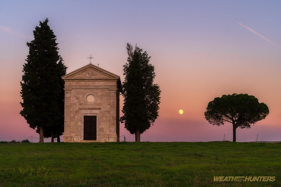 Abandrot und Vollmond an der Kapelle
