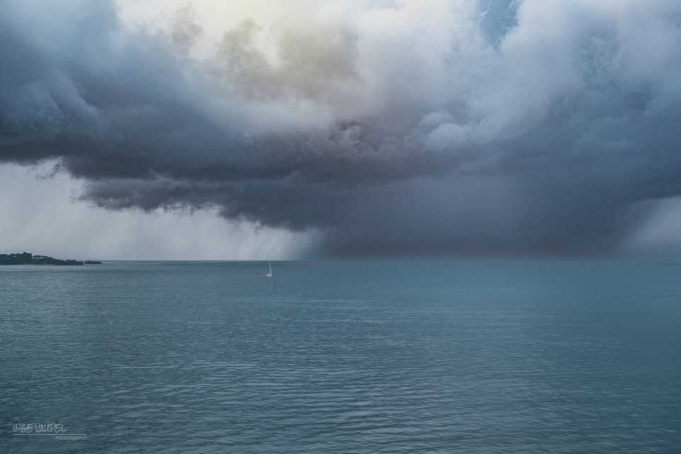 Der Himmel füllt das Meer auf