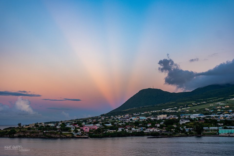Sonnenaufgang mit Gegendämmerungsstrahlen