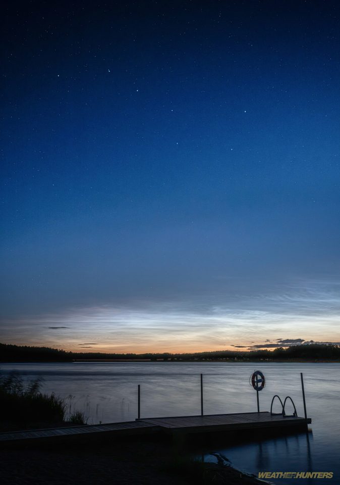 Nachtleuchtende Wolken über einem schwedischen See