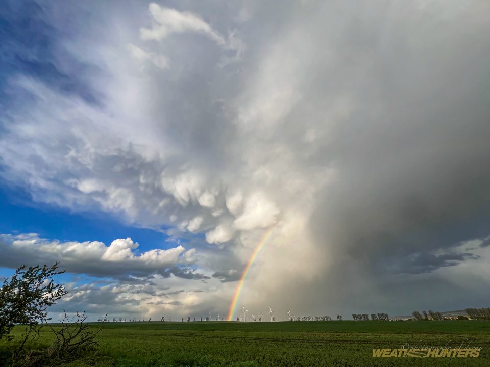 Rückseite einer Gewitterzelle mit Mammatus-Wolken und Regenbogen