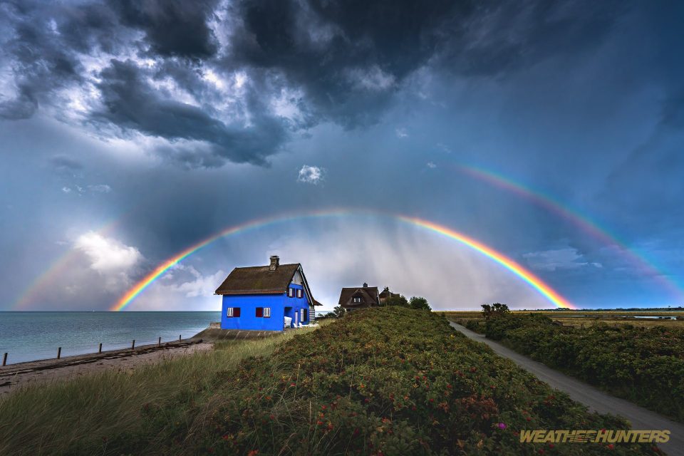 Regenbogen über dem blauen Haus am Graswarder
