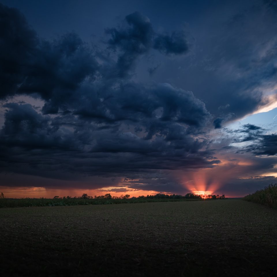 Auflösendes Gewitter bei Sonnenuntergang