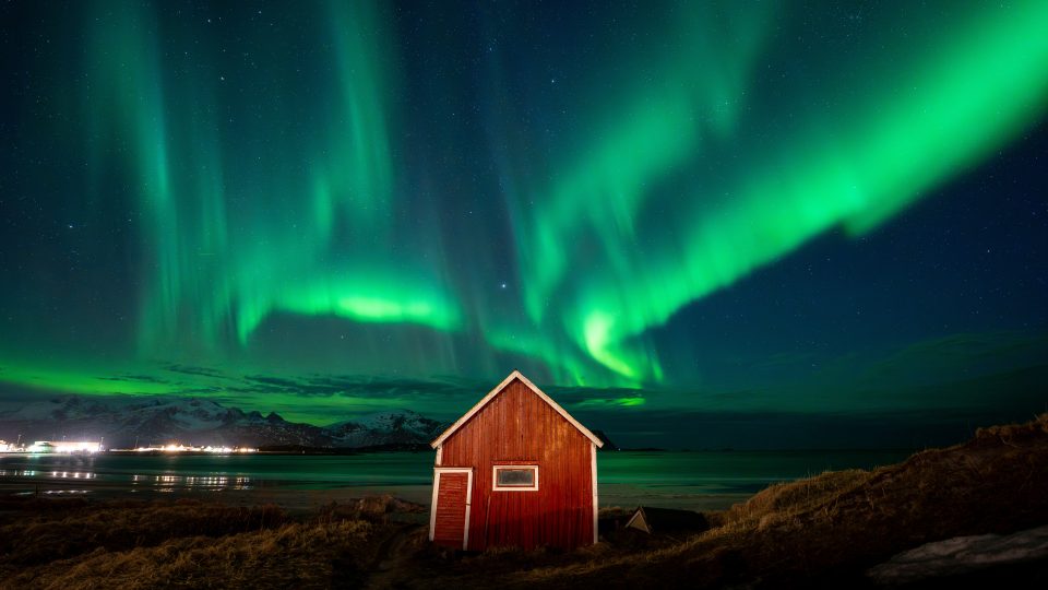 Polarlichter über roten Hütte von Ramberg